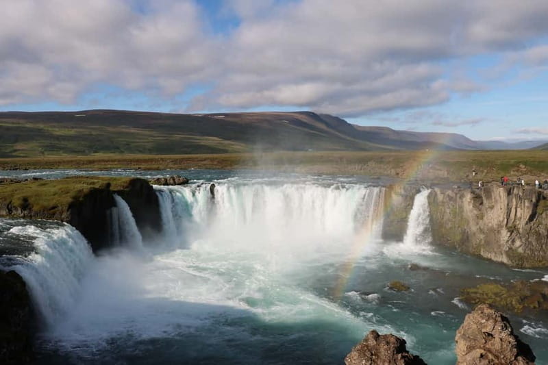 Akureyri: Day Trip to Goðafoss, Lake Mývatn & Nature Baths - Grjótagjá: a brief look into the earth