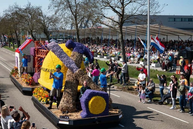 Amsterdam: Day Trip to Flower Parade & Keukenhof on April 18 - Who will enjoy this experience most
