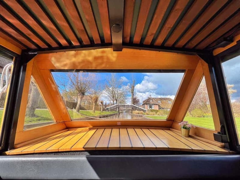 Amsterdam: Giethoorn, Afsluitdijk and Zaanse Schans Day Trip - The guides are the strongest part of the outing