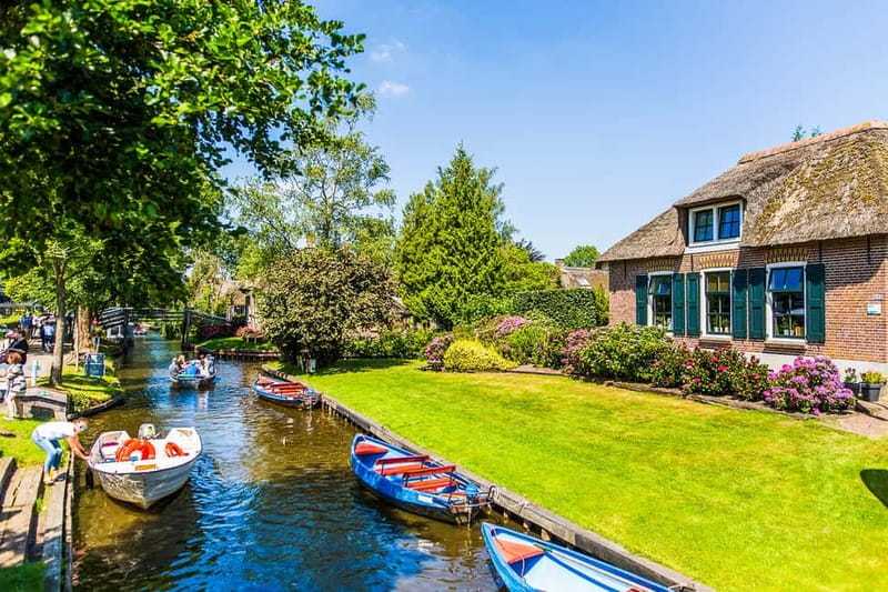 Amsterdam: Giethoorn Day Trip with Boat Tour - The one-hour boat trip through Giethoorn