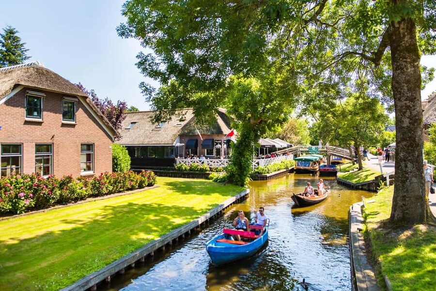 Amsterdam: Giethoorn Day Trip with Boat Tour - How the nine-hour schedule feels