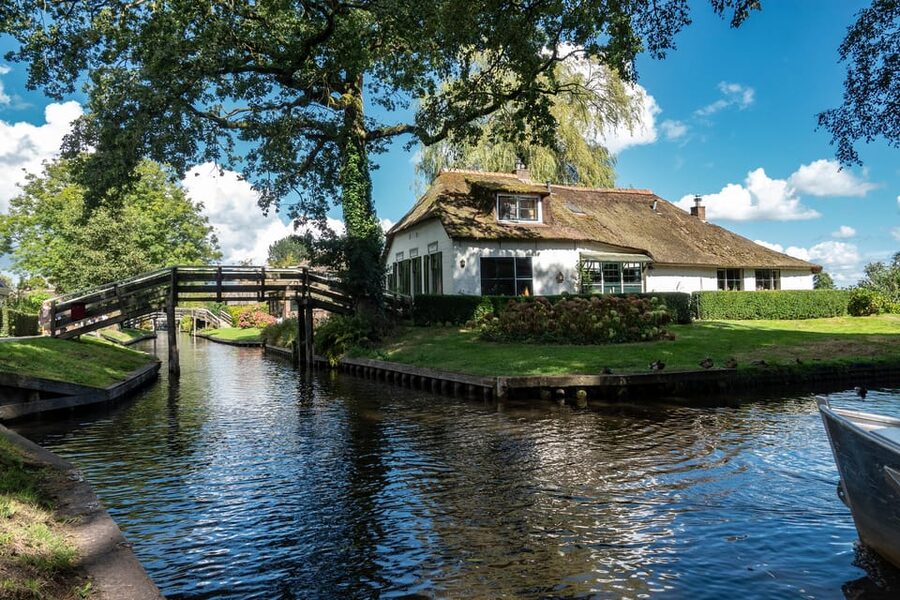 Amsterdam: Giethoorn Tour Scenic Cruise, Cheese & Free Time - The Giethoorn cruise shows the village at its best