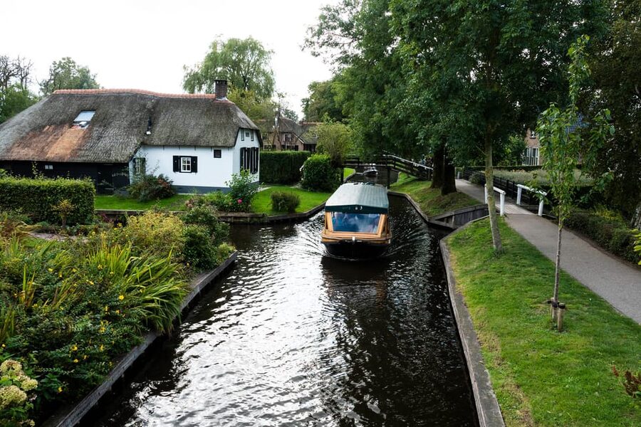 Amsterdam: Giethoorn Tour Scenic Cruise, Cheese & Free Time - What the $75 price really buys you