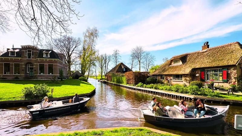Amsterdam: Giethoorn & Zaanse Schans Small Group Day Trip - Who should book this experience?