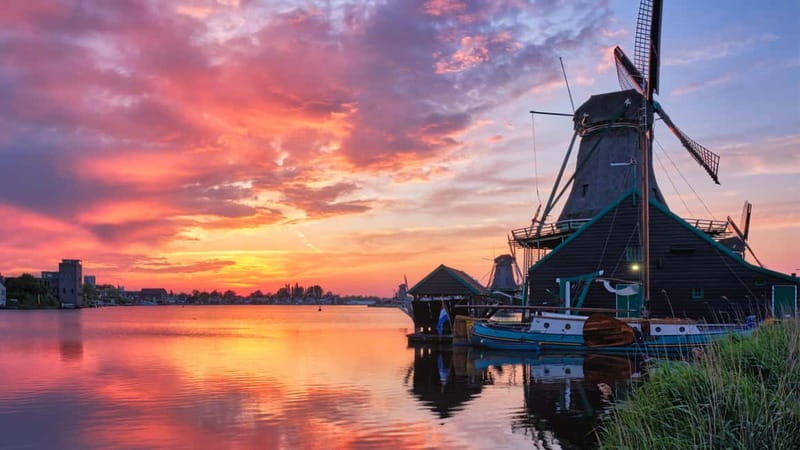 Amsterdam: Giethoorn & Zaanse Schans Small Group Day Trip - Clog making and the fun of trying wooden shoes
