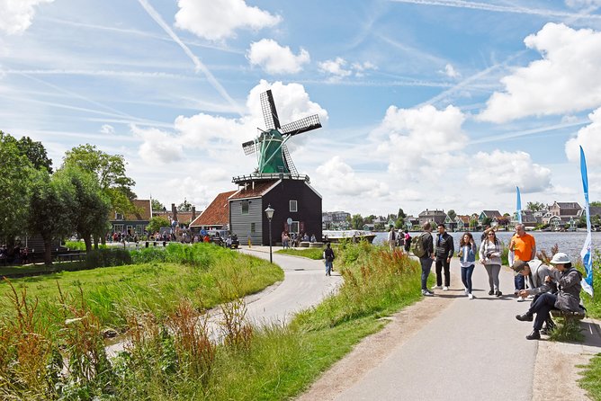 Amsterdam: Keukenhof and Zaanse Schans Windmills Guided Day Trip - Guides, buses, and the day’s pace