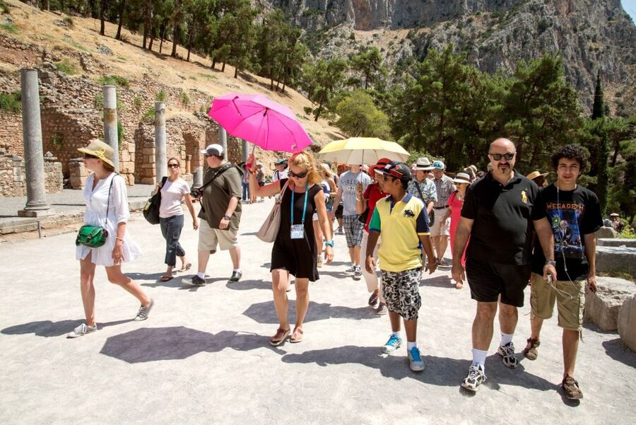 Athens: Delphi and Arachova Day Trip with Guide - Who should book this Delphi day trip?