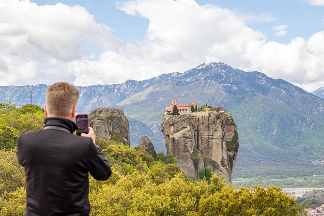 Athens: Meteora Monasteries, Caves & Coastal Stopovers with Lunch - The long road north from Athens