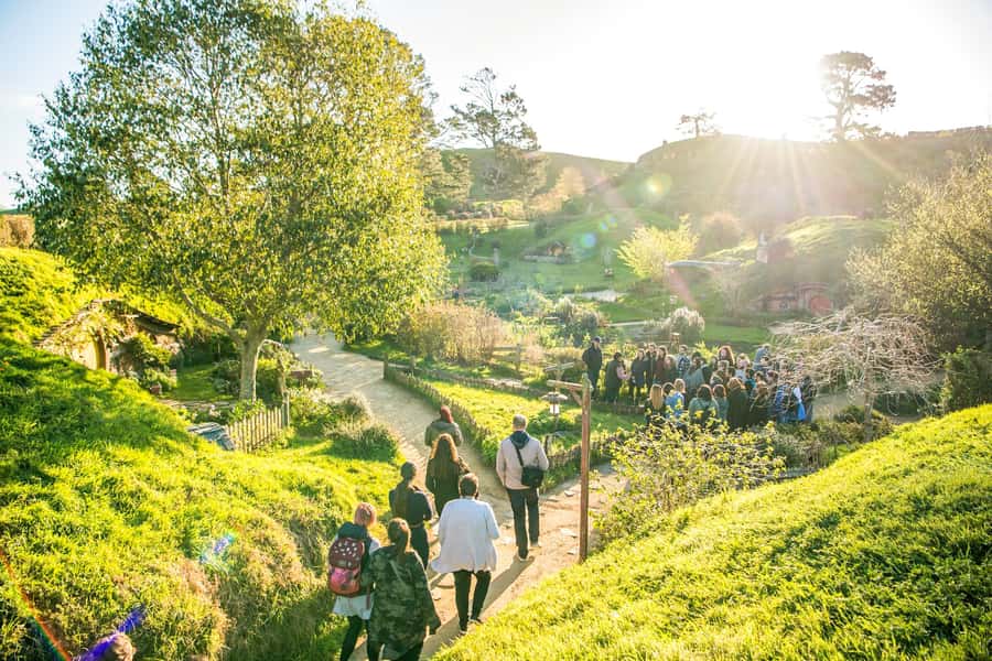 Auckland: Hobbiton Movie Set Day Trip with Festive Lunch - The Auckland departure and the long road south