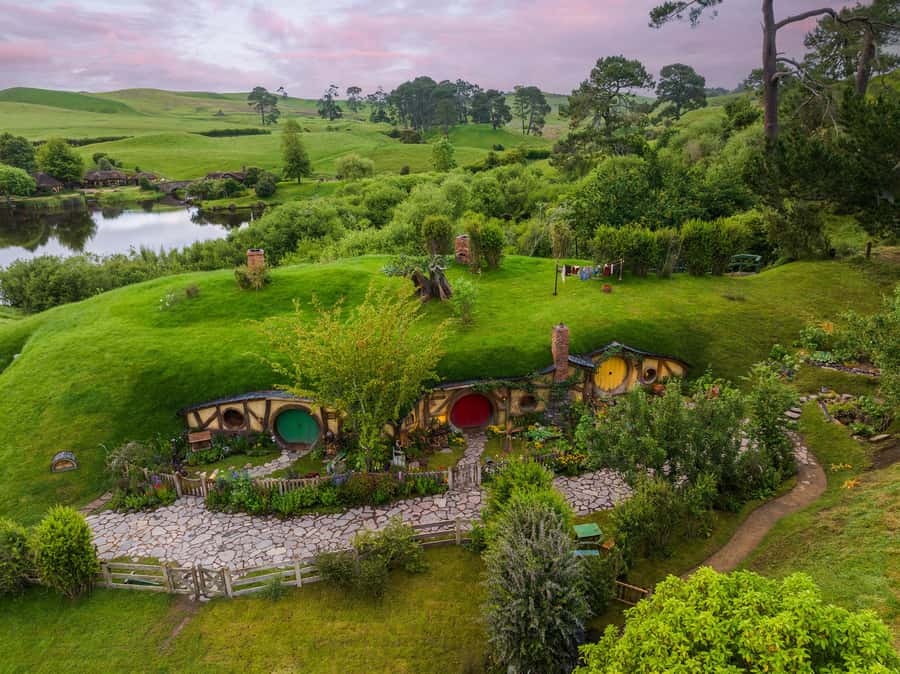 Auckland: Hobbiton Movie Set Day Trip with Festive Lunch - Gift-shop time and the tight schedule
