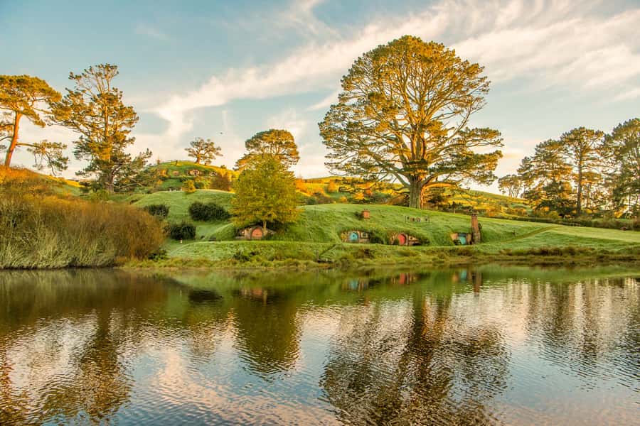 Auckland: Hobbiton Movie Set Day Trip with Festive Lunch - Weather, clothing, and practical comfort