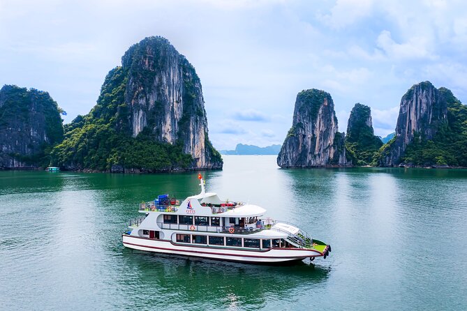 Best Halong 5 star Day Trip, inclusive,buffet,cave,kayak,transfer - Kayaking or a bamboo boat through Luon Cave
