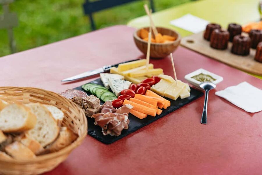 Bordeaux: St. Emilion Day Trip with Wine Tasting and Lunch - A château picnic with bread, cheese, and wine