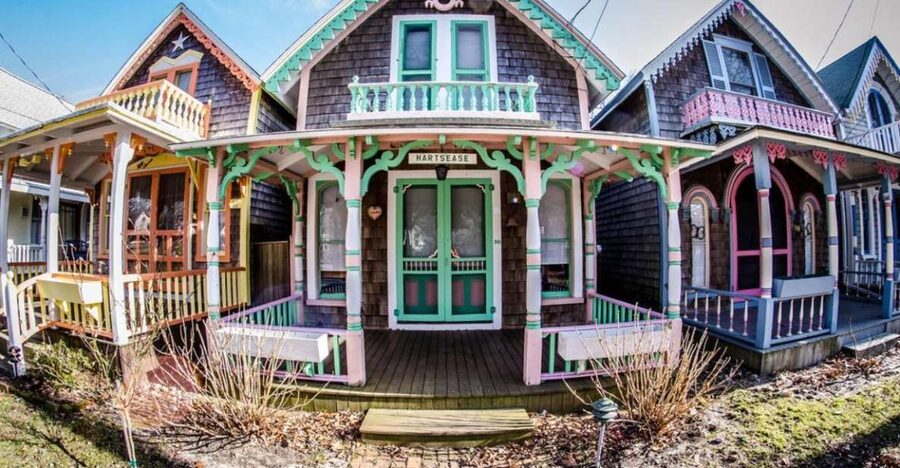 Boston: Martha's Vineyard Day Trip with Optional Island Tour - Edgartown: Shops, Streets, and a Short Stop