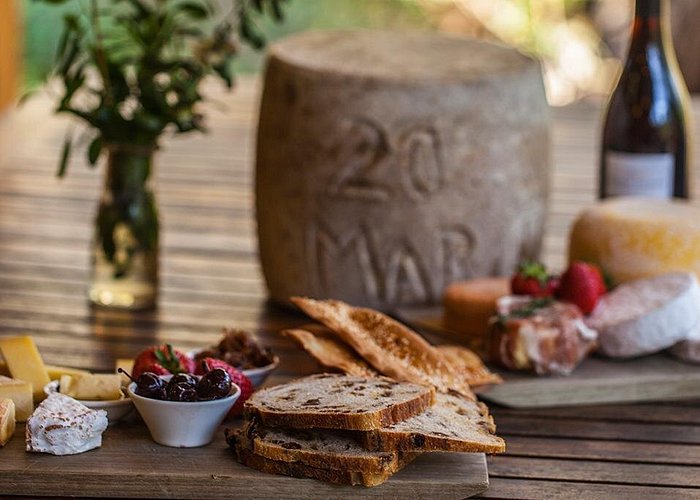 Bruny Island Traveller - Gourmet Tasting and Sightseeing Day Trip from Hobart - Adventure Bay lunch with Get Shucked oysters