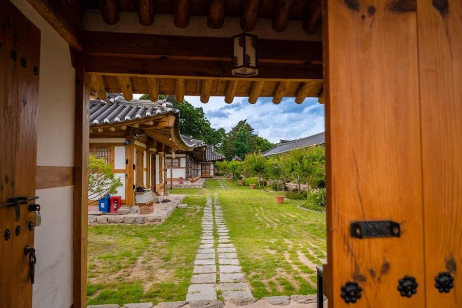 Busan: Gyeongju Guided Day Trip to Three Kingdoms Capital - Lunch and the practical rhythm of the tour