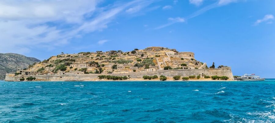 Crete: Day Trip to Agios Nikolaos and Spinalonga Island - Agios Nikolaos and the lake at the center