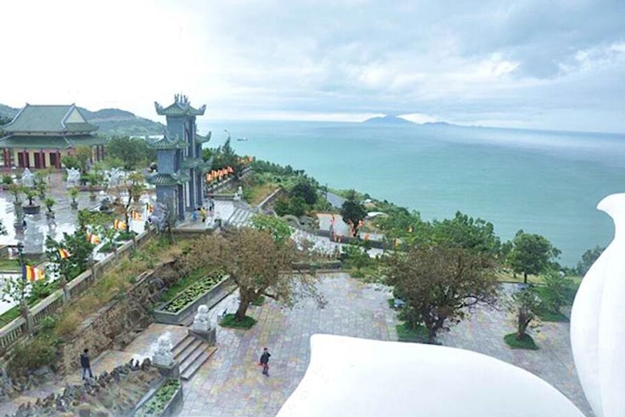 Da Nang: Lady Buddha, Marble Mountains, and Hoi An Day Trip - Hoi An old town from late afternoon into lantern time