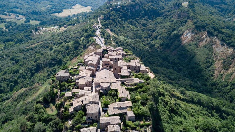 Day trip Frm Rome: Civita di Bagnoregio & Villa Lante Garden - A guide who adjusts the day