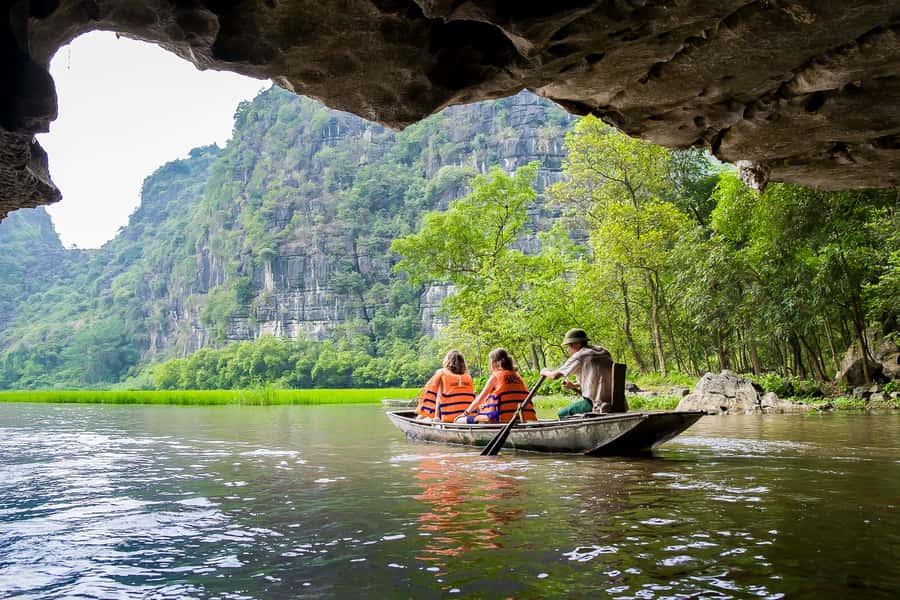 Day Trip: Hoa Lu, Trang An, Mua Cave with Transfer and Lunch - Vietnamese lunch after the hike