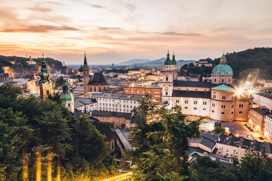 Day trips from Vienna: Hallstatt & Salzburg Guided Tour - What the guides add to a long day
