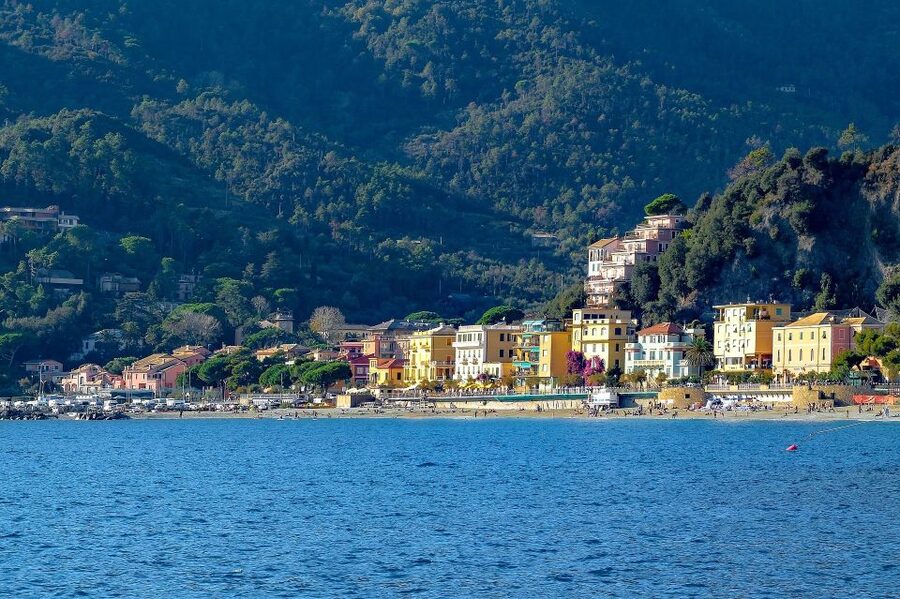 Florence: Cinque Terre Day Trip with Optional Street Food - Manarola: your first burst of color