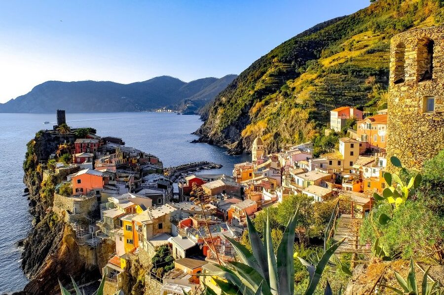 Florence: Cinque Terre Day Trip with Optional Street Food - Vernazza: the prettiest pause for many people