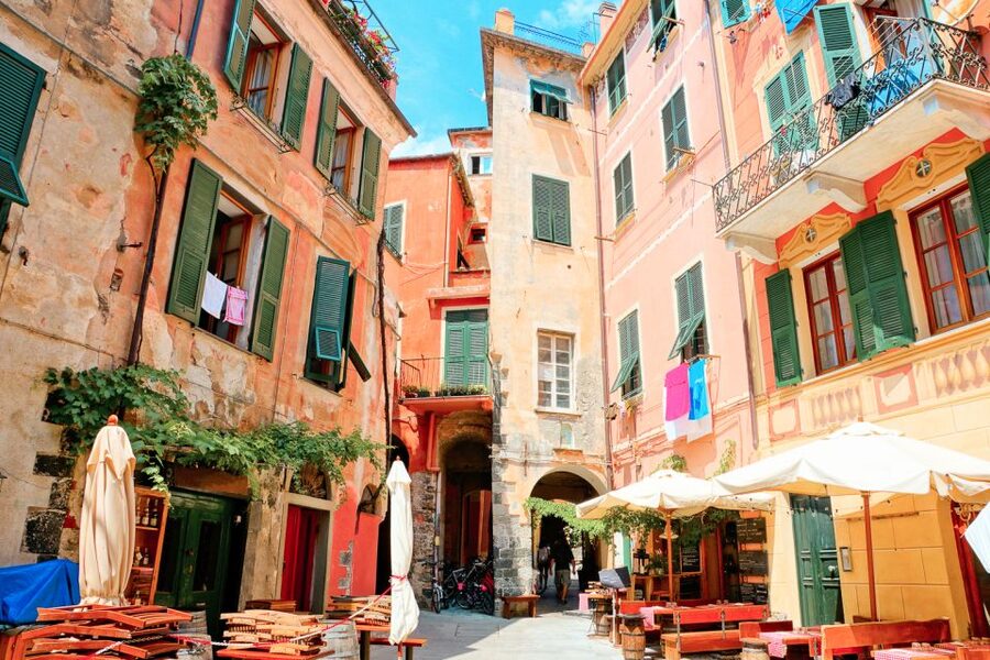 Florence: Day Trip to Cinque Terre with Optional Street Food - Guides make or break a packed schedule