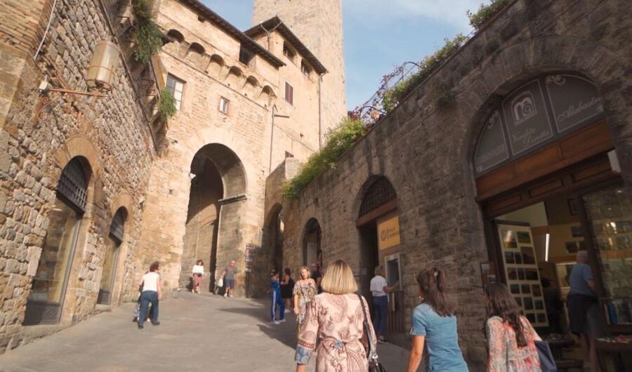 Florence: Pisa, Siena, S. Gimignano, Chianti Wine & Lunch - Group size, guides, and the pace