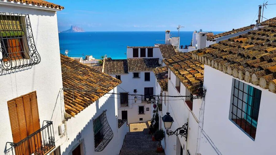 From Alicante/Benidorm: Guadalest & Altea Day Trip - How the guide affects the day