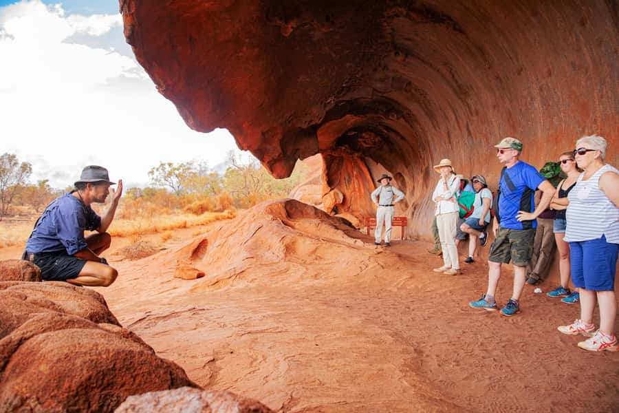 From Alice Springs: Day Trip to Uluru with BBQ Dinner - Sunset at the coach viewing area