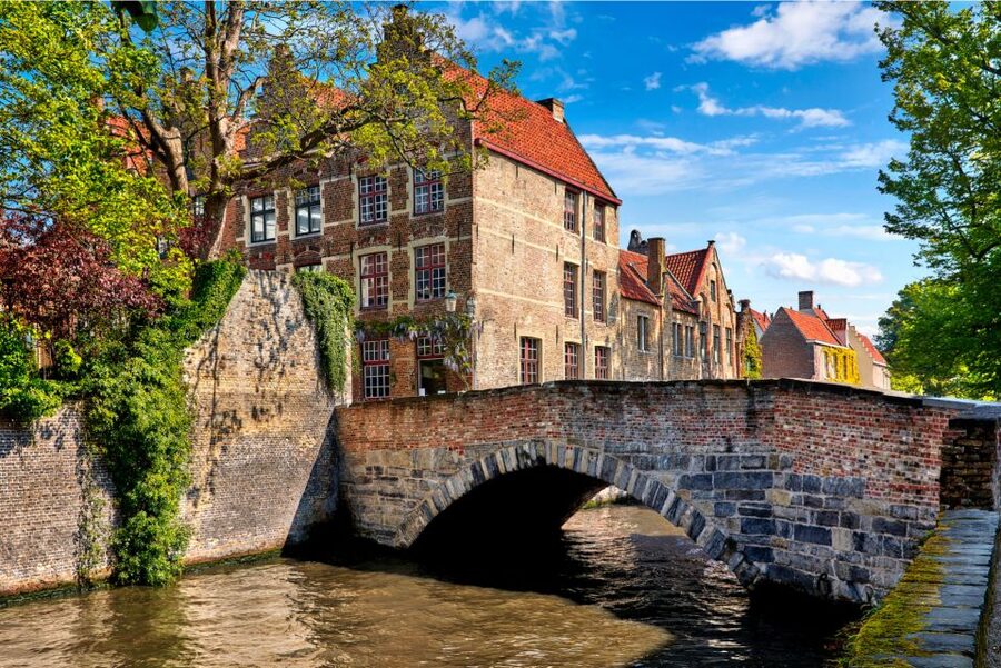 From Amsterdam: Bruges Day Trip in English with Boat Option - Stoofstraat, Gruuthuse Palace, and Burg Square