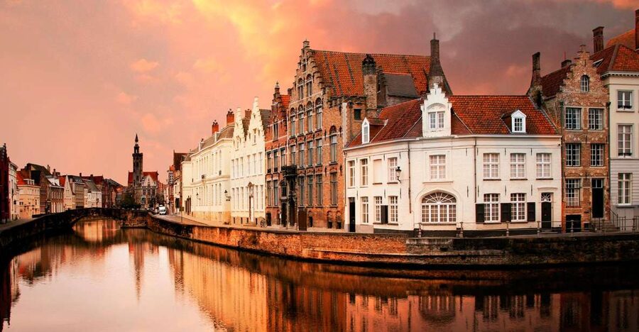 From Amsterdam: Bruges Day Trip in Spanish with Boat Option - The Lake of Love and Begijnhof