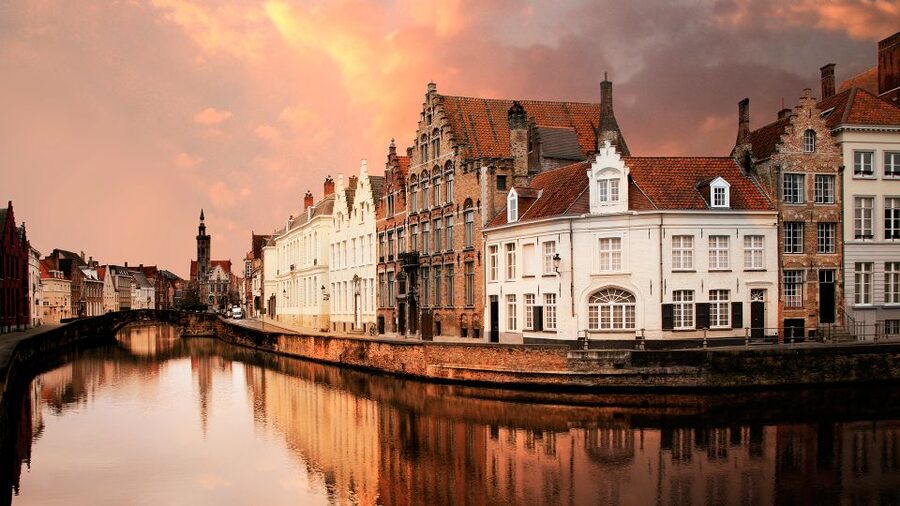 From Amsterdam: Bruges Day Trip in Spanish with Boat Option - Canal streets, squares, and Gothic Bruges