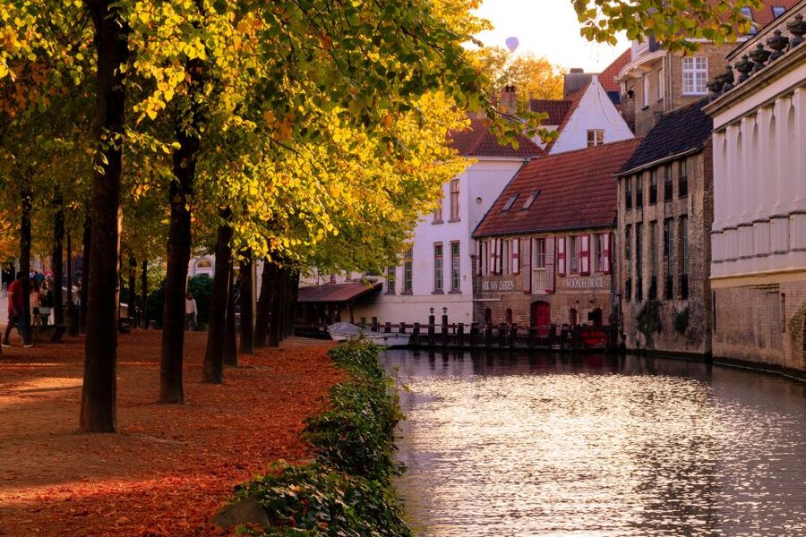 From Amsterdam: Bruges Day Trip in Spanish with Boat Option - Three hours to make Bruges your own