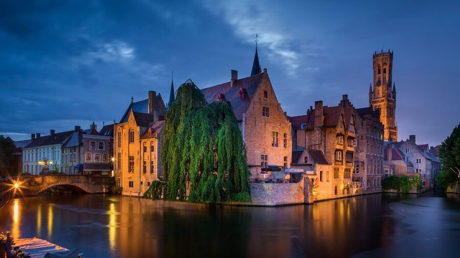 From Amsterdam: Bruges Day Trip in Spanish with Boat Option - Starting the morning at Aloha Bowling