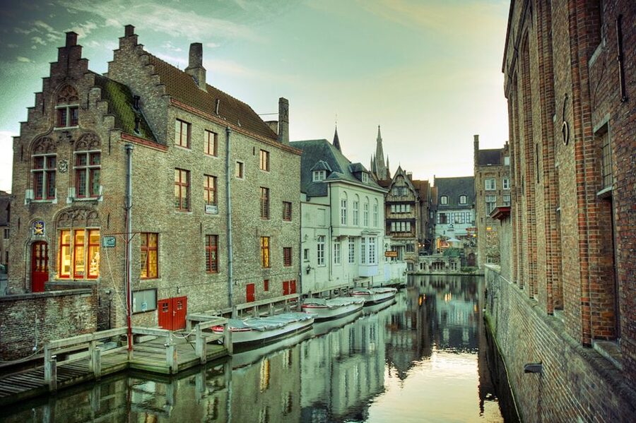 From Amsterdam: Day Trip to Bruges in Spanish or English - Arriving at Minnewater, Bruges’ Lake of Love