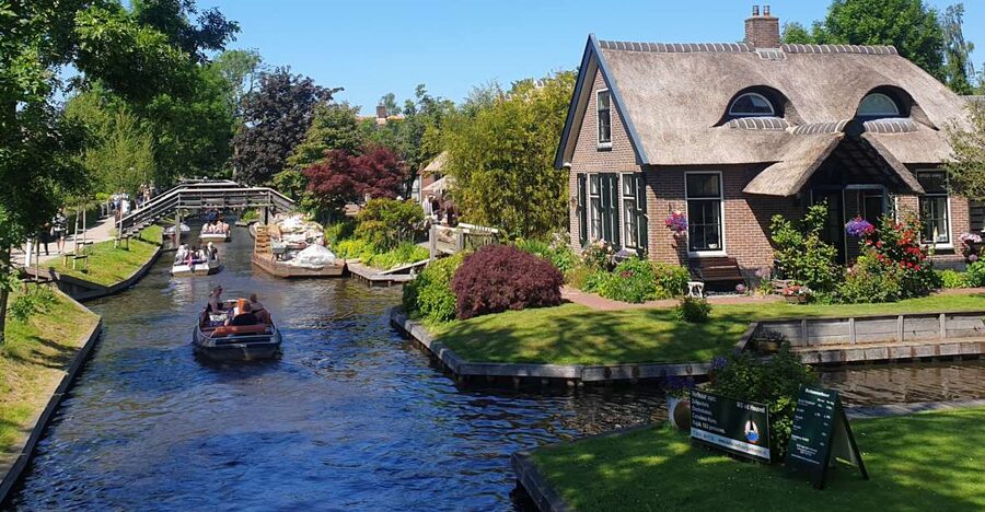 From Amsterdam: Giethoorn Day Trip with Small Electric Boat - The one-hour electric boat through Giethoorn