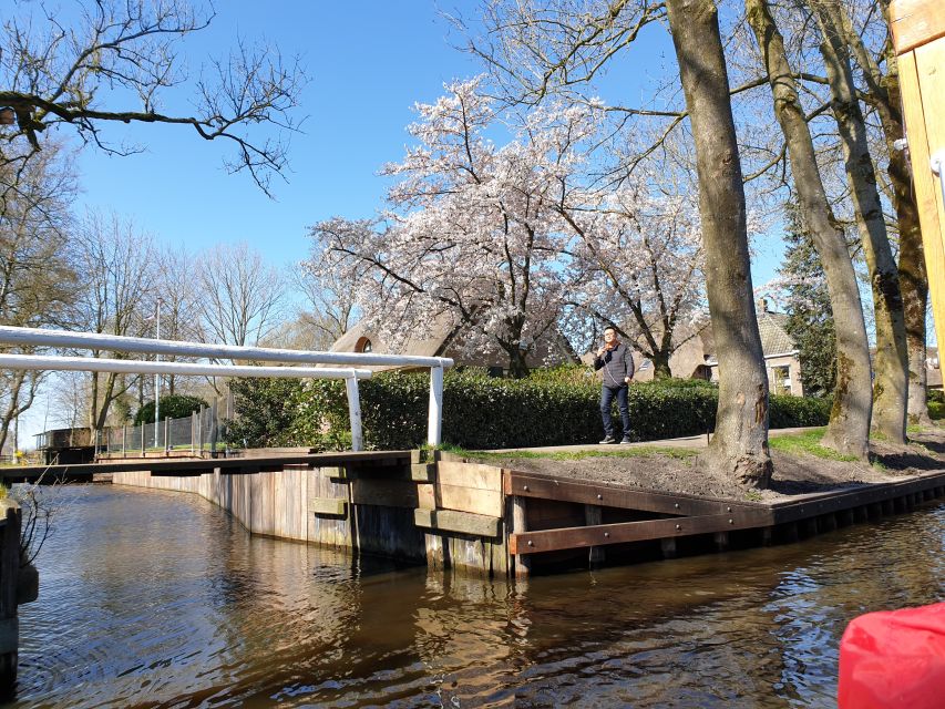 From Amsterdam: Giethoorn Day Trip with Small Electric Boat - Walking the bridges and thatched cottages