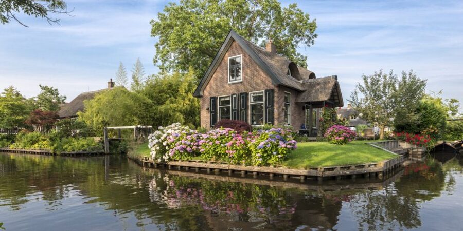 From Amsterdam: Giethoorn Day Trip with Small Electric Boat - Lunch and four hours in the village