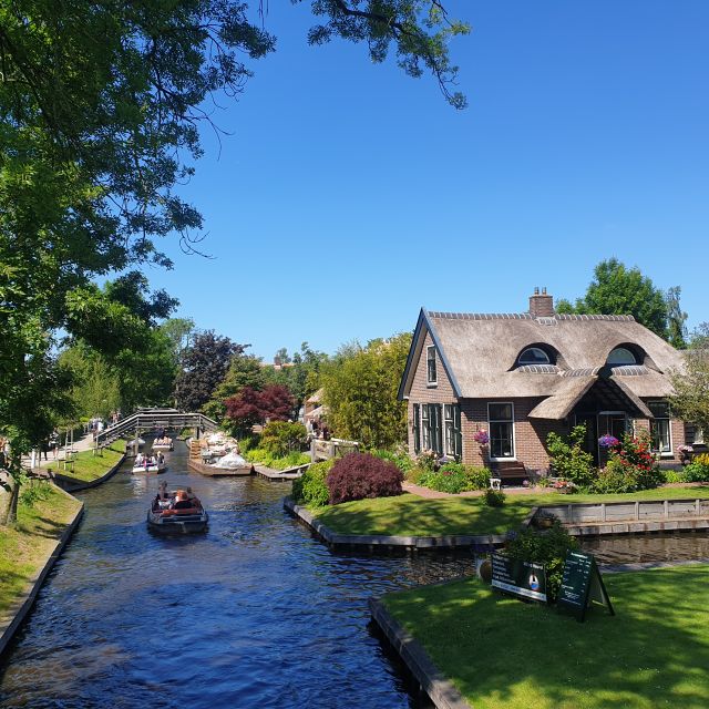 From Amsterdam: Giethoorn Day Trip with Small Electric Boat - What the guides add to the experience