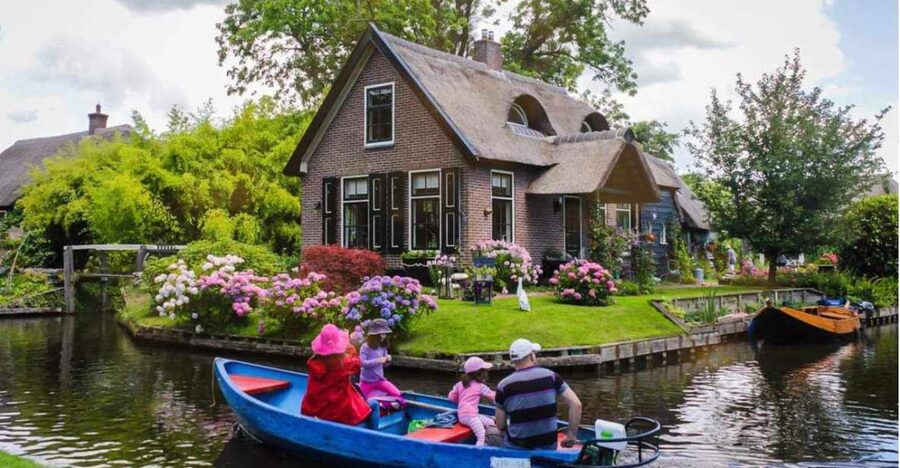 From Amsterdam: Giethoorn Guided Day Trip with Canal Cruise - The coach ride through North Holland