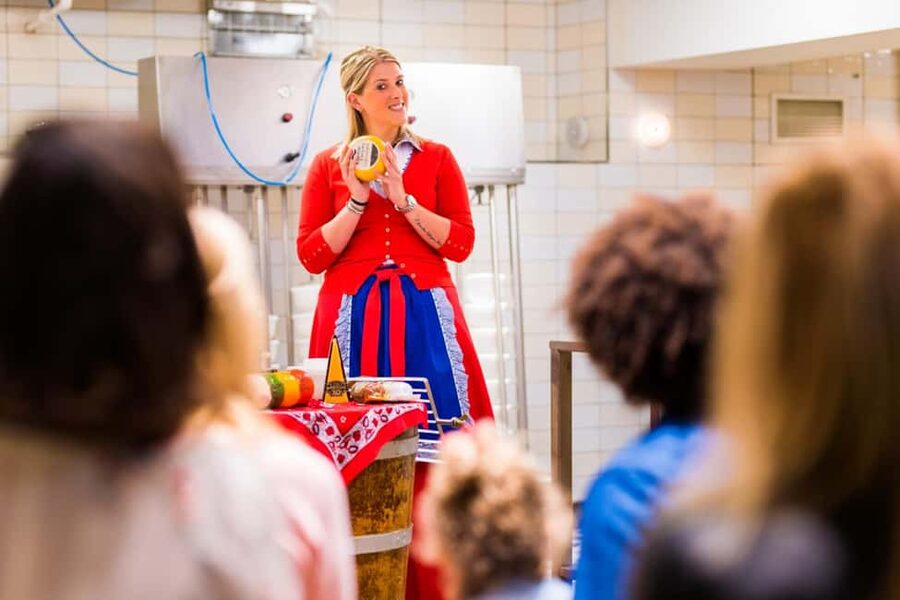 From Amsterdam: Zaanse Schans, Volendam & Marken Day Trip - Lunch and free time in Volendam