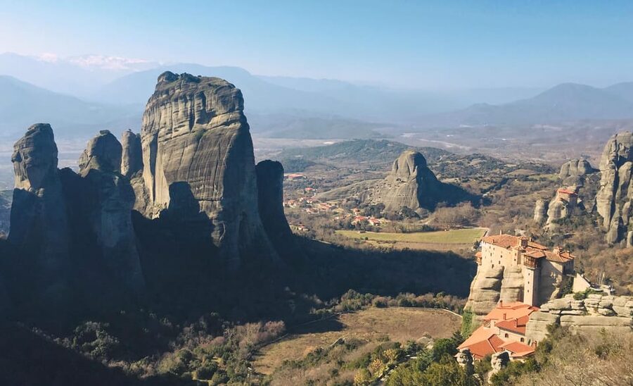 From Athens: Meteora Full-Day Trip with Guide on Luxury Bus - Lunch in Kastraki near the valley