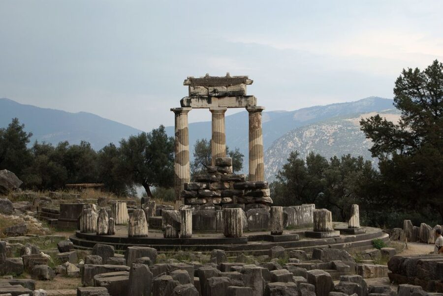 From Athens: Private Delphi and Thermopylae Guided Day Trip - Entering the Delphi archaeological site