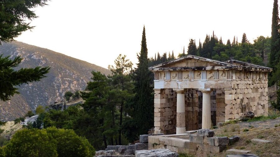 From Athens: Private Delphi and Thermopylae Guided Day Trip - Arachova in 20 minutes