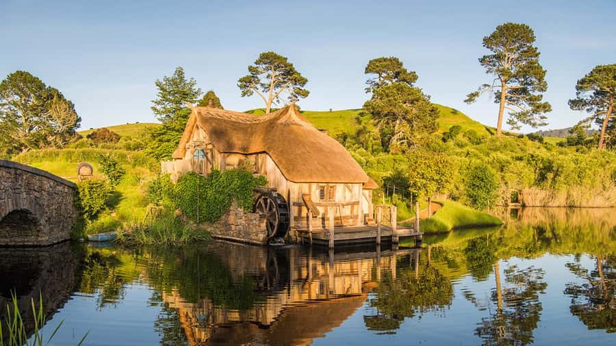 From Auckland: Hobbiton Movie Set Full-Day Trip - A drink at The Green Dragon Inn