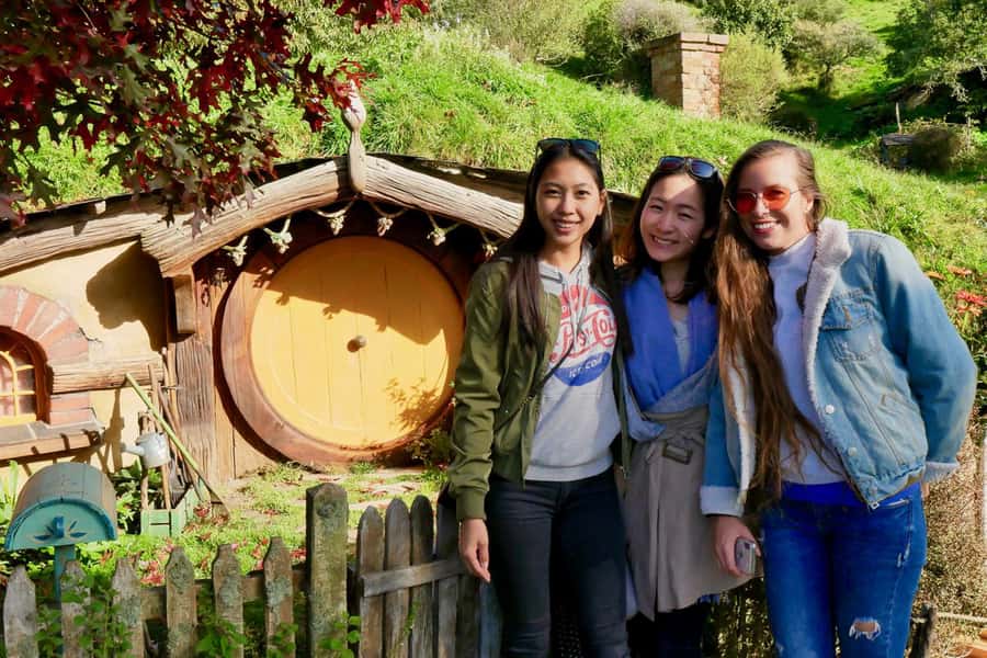 From Auckland: Hobbiton & Waitomo Caves Full-Day Trip - Auckland to Hobbiton through the Kaimai Range