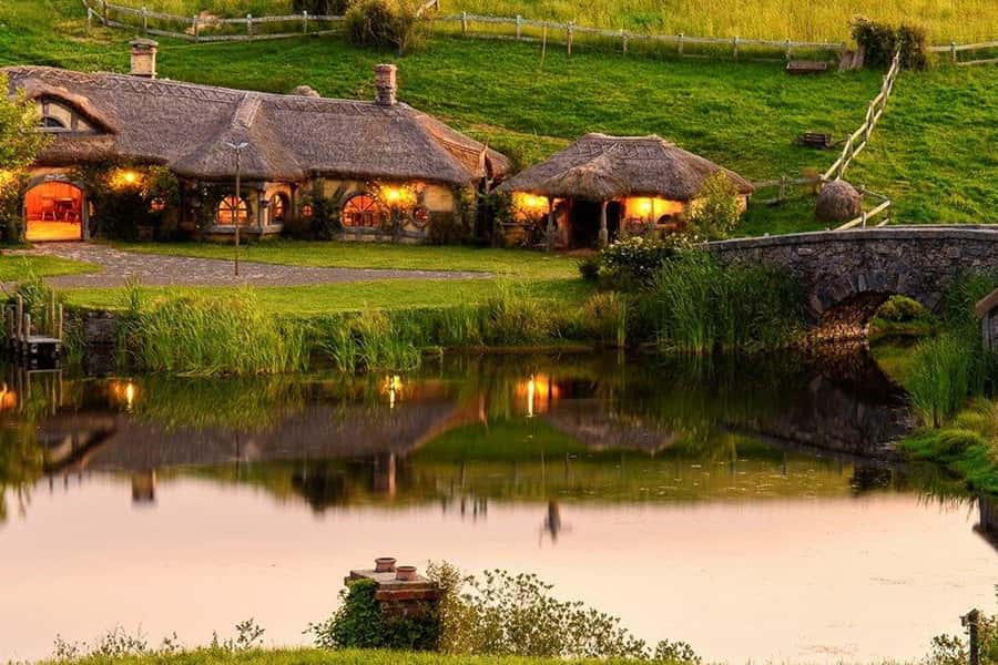 From Auckland: Hobbiton & Waitomo Caves Full-Day Trip - A drink at The Green Dragon Inn