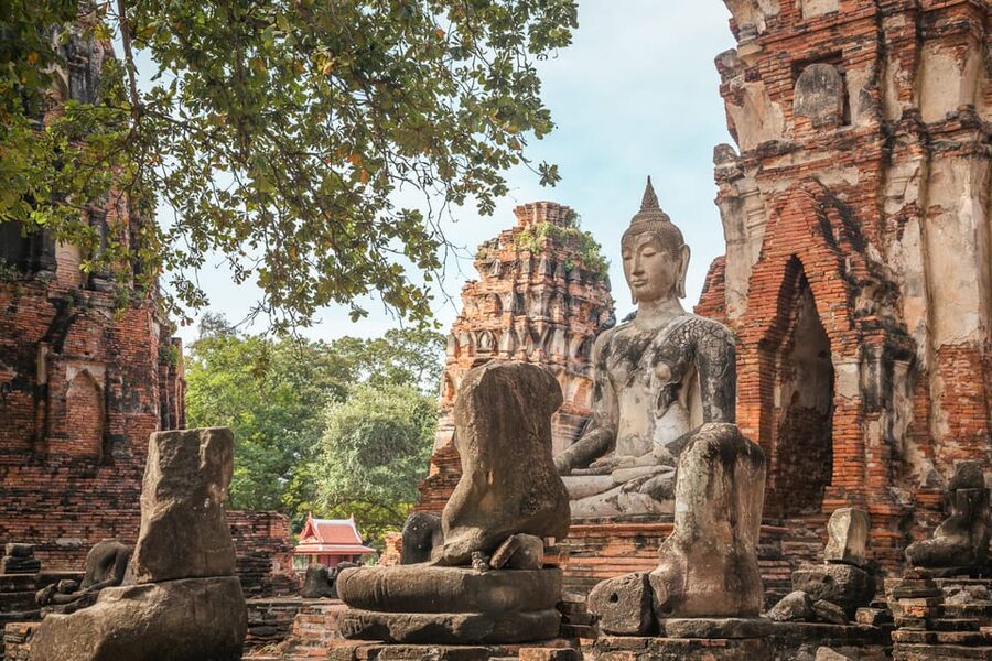 From Bangkok: Ayutthaya & Ayothaya Floating Market Day Trip - What the guide and driver add to the day